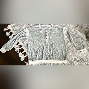 ‼️RARE‼️🎸GILLI🎸🔥NWT🔥Snow & Grey Leopard Long sleeve Striped Henley—S